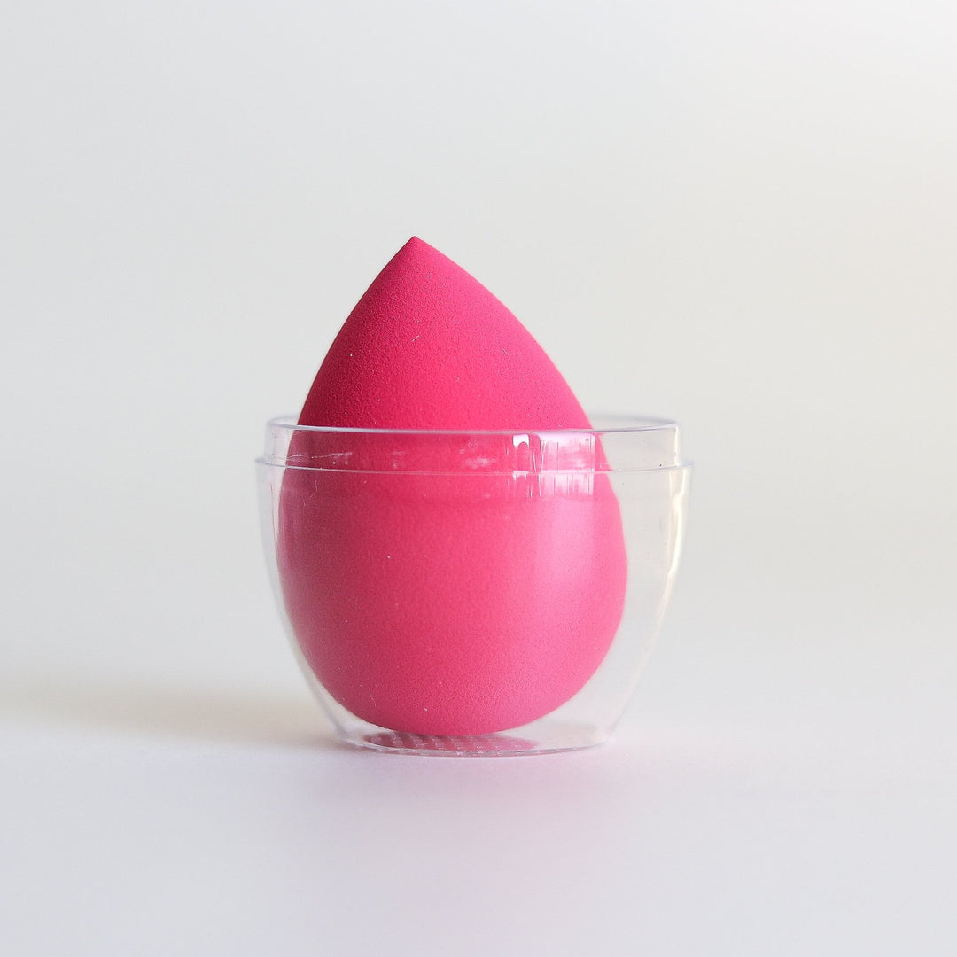 ROMANA-Descripción: Una esponja de maquillaje de alta definición, sin bordes y reutilizable, hecha especialmente para los profesionales. Crece hasta casi el doble de su tamaño y absorbe un mínimo de producto, por lo que su fórmula favorita queda en su cutis, no en su esponja. Cuando está mojado, el material súper suave proporciona una mezcla y rebote uniformes y suaves. La gran superficie redondeada garantiza una aplicación rápida, mientras que la punta contorneada ofrece precisión. Beneficios: