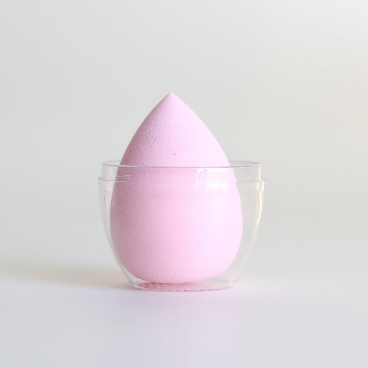 ROMANA-Descripción: Una esponja de maquillaje de alta definición, sin bordes y reutilizable, hecha especialmente para los profesionales. Crece hasta casi el doble de su tamaño y absorbe un mínimo de producto, por lo que su fórmula favorita queda en su cutis, no en su esponja. Cuando está mojado, el material súper suave proporciona una mezcla y rebote uniformes y suaves. La gran superficie redondeada garantiza una aplicación rápida, mientras que la punta contorneada ofrece precisión. Beneficios: