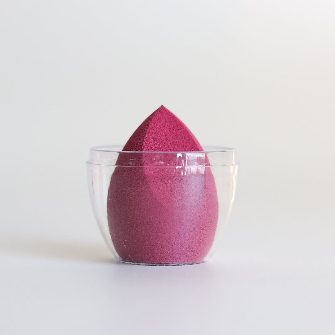 ROMANA-Descripción: Una esponja de maquillaje de alta definición, sin bordes y reutilizable, hecha especialmente para los profesionales. Crece hasta casi el doble de su tamaño y absorbe un mínimo de producto, por lo que su fórmula favorita queda en su cutis, no en su esponja. Cuando está mojado, el material súper suave proporciona una mezcla y rebote uniformes y suaves. La gran superficie redondeada garantiza una aplicación rápida, mientras que la punta contorneada ofrece precisión. Beneficios: