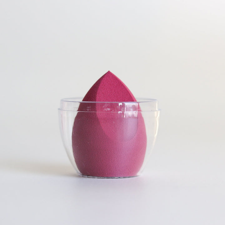 ROMANA-Descripción: Una esponja de maquillaje de alta definición, sin bordes y reutilizable, hecha especialmente para los profesionales. Crece hasta casi el doble de su tamaño y absorbe un mínimo de producto, por lo que su fórmula favorita queda en su cutis, no en su esponja. Cuando está mojado, el material súper suave proporciona una mezcla y rebote uniformes y suaves. La gran superficie redondeada garantiza una aplicación rápida, mientras que la punta contorneada ofrece precisión. Beneficios: