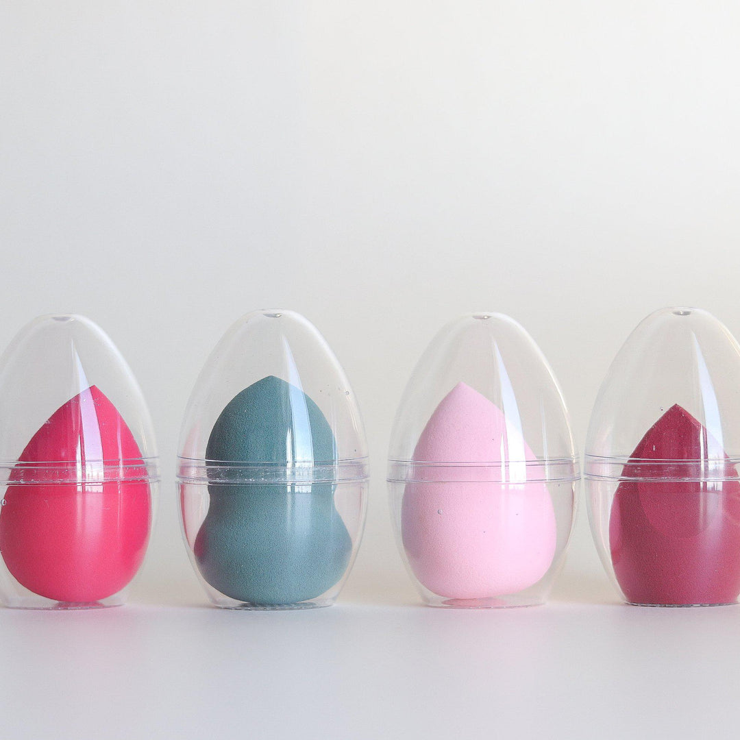 ROMANA-Descripción: Una esponja de maquillaje de alta definición, sin bordes y reutilizable, hecha especialmente para los profesionales. Crece hasta casi el doble de su tamaño y absorbe un mínimo de producto, por lo que su fórmula favorita queda en su cutis, no en su esponja. Cuando está mojado, el material súper suave proporciona una mezcla y rebote uniformes y suaves. La gran superficie redondeada garantiza una aplicación rápida, mientras que la punta contorneada ofrece precisión. Beneficios: