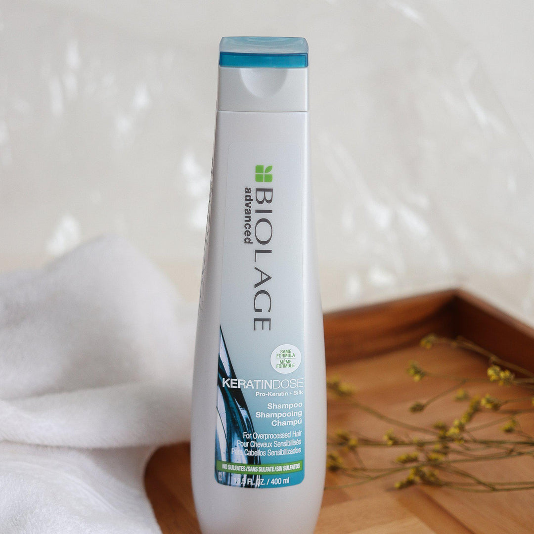 ROMANA-Descripción: El cabello dañado y sobreprocesado puede volverse quebradizo, opaco y sin vida. Formulado con Pro-Keratin y seda, Biolage Advanced KeratinDose Shampoo proporciona refuerzo específico y equilibrio de humedad mientras ayuda a prevenir futuras roturas para cabello dañado, sobreprocesado, teñido, débil o frágil. Beneficios: Limpia suavemente mientras mantiene la integridad del cabello. El cabello tiene un aspecto brillante y saludable con mayor elasticidad. Evita roturas futuras