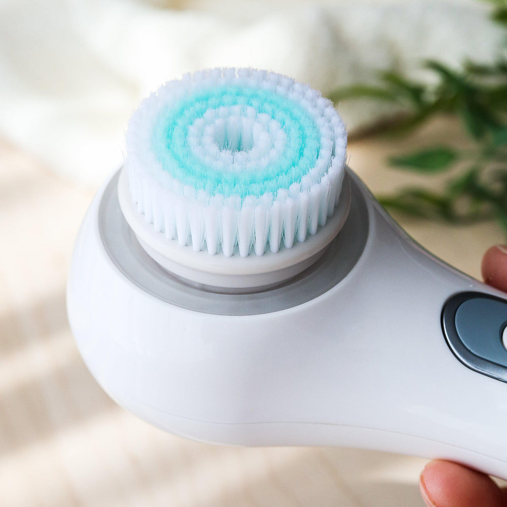 ROMANA-Descripción Limpieza profunda: Consiente tu rostro con los 5 cabezales del cepillo: dos cepillos de limpieza para la limpieza facial, un cabezal de esponja se utiliza para el maquillaje, un cabezal de lijado ayuda a eliminar los callos y un cabezal de silicona para masajear. El cabezal de cepillo reemplazable satisface todas las necesidades de limpieza. Cuidado profesional en casa: No necesitas gastar una fortuna, ya que con el Cepillo Masajeador de Limpieza Facial podrás darte un tratami