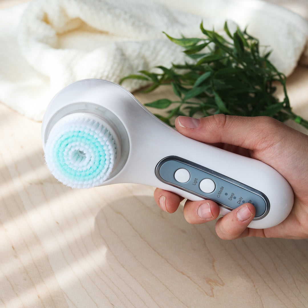 ROMANA-Descripción Limpieza profunda: Consiente tu rostro con los 5 cabezales del cepillo: dos cepillos de limpieza para la limpieza facial, un cabezal de esponja se utiliza para el maquillaje, un cabezal de lijado ayuda a eliminar los callos y un cabezal de silicona para masajear. El cabezal de cepillo reemplazable satisface todas las necesidades de limpieza. Cuidado profesional en casa: No necesitas gastar una fortuna, ya que con el Cepillo Masajeador de Limpieza Facial podrás darte un tratami