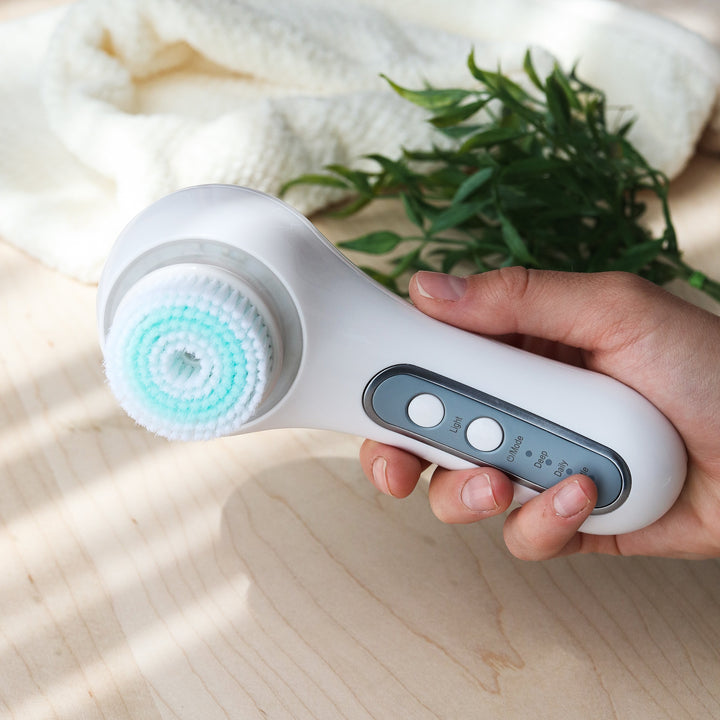 ROMANA-Descripción Limpieza profunda: Consiente tu rostro con los 5 cabezales del cepillo: dos cepillos de limpieza para la limpieza facial, un cabezal de esponja se utiliza para el maquillaje, un cabezal de lijado ayuda a eliminar los callos y un cabezal de silicona para masajear. El cabezal de cepillo reemplazable satisface todas las necesidades de limpieza. Cuidado profesional en casa: No necesitas gastar una fortuna, ya que con el Cepillo Masajeador de Limpieza Facial podrás darte un tratami