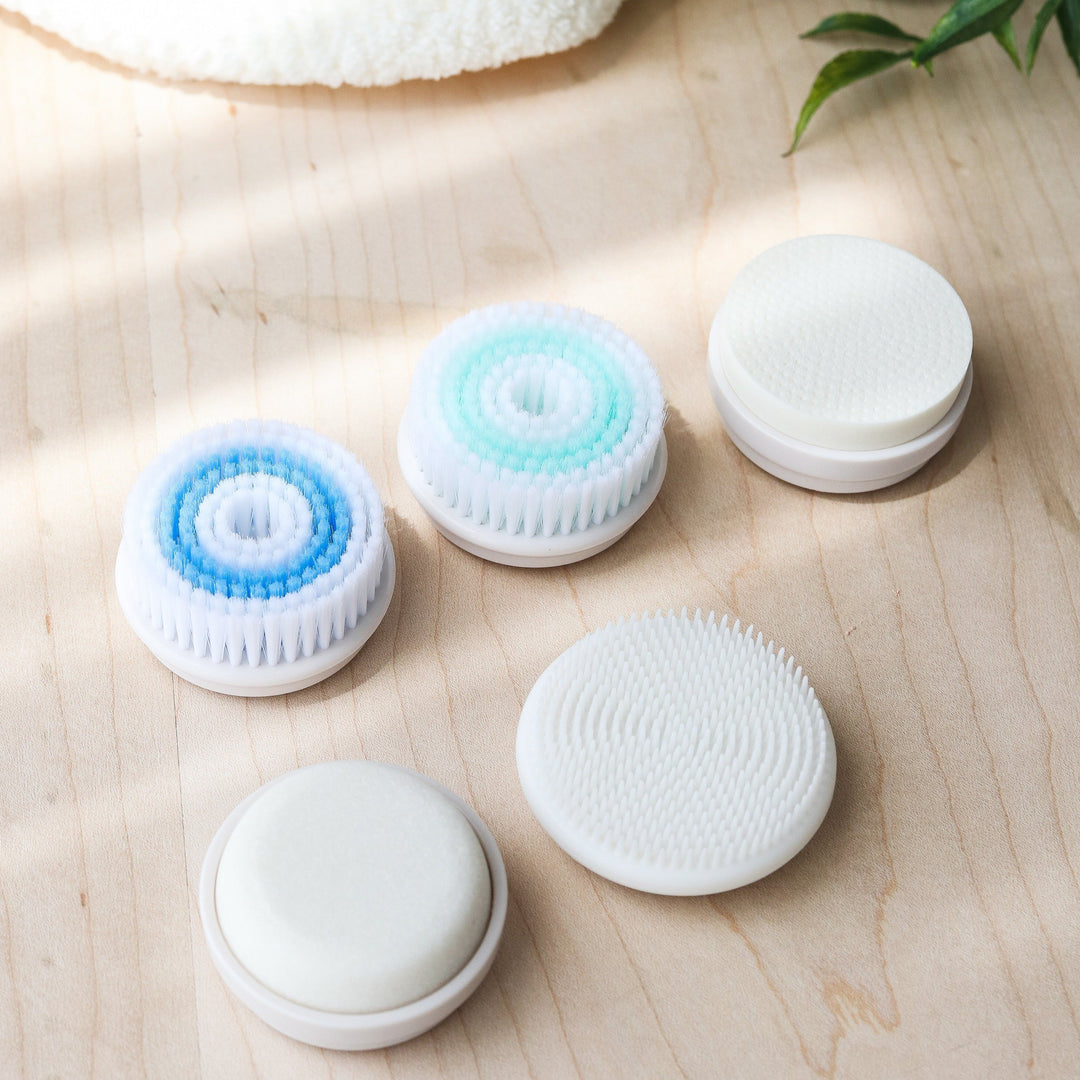 ROMANA-Descripción Limpieza profunda: Consiente tu rostro con los 5 cabezales del cepillo: dos cepillos de limpieza para la limpieza facial, un cabezal de esponja se utiliza para el maquillaje, un cabezal de lijado ayuda a eliminar los callos y un cabezal de silicona para masajear. El cabezal de cepillo reemplazable satisface todas las necesidades de limpieza. Cuidado profesional en casa: No necesitas gastar una fortuna, ya que con el Cepillo Masajeador de Limpieza Facial podrás darte un tratami