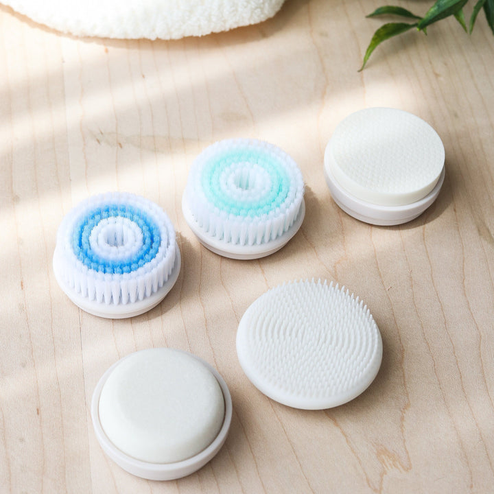 ROMANA-Descripción Limpieza profunda: Consiente tu rostro con los 5 cabezales del cepillo: dos cepillos de limpieza para la limpieza facial, un cabezal de esponja se utiliza para el maquillaje, un cabezal de lijado ayuda a eliminar los callos y un cabezal de silicona para masajear. El cabezal de cepillo reemplazable satisface todas las necesidades de limpieza. Cuidado profesional en casa: No necesitas gastar una fortuna, ya que con el Cepillo Masajeador de Limpieza Facial podrás darte un tratami