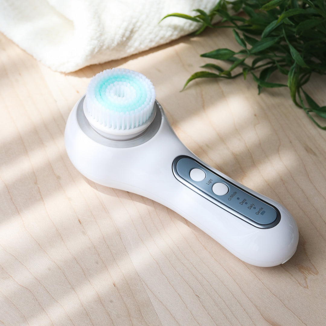 ROMANA-Descripción Limpieza profunda: Consiente tu rostro con los 5 cabezales del cepillo: dos cepillos de limpieza para la limpieza facial, un cabezal de esponja se utiliza para el maquillaje, un cabezal de lijado ayuda a eliminar los callos y un cabezal de silicona para masajear. El cabezal de cepillo reemplazable satisface todas las necesidades de limpieza. Cuidado profesional en casa: No necesitas gastar una fortuna, ya que con el Cepillo Masajeador de Limpieza Facial podrás darte un tratami