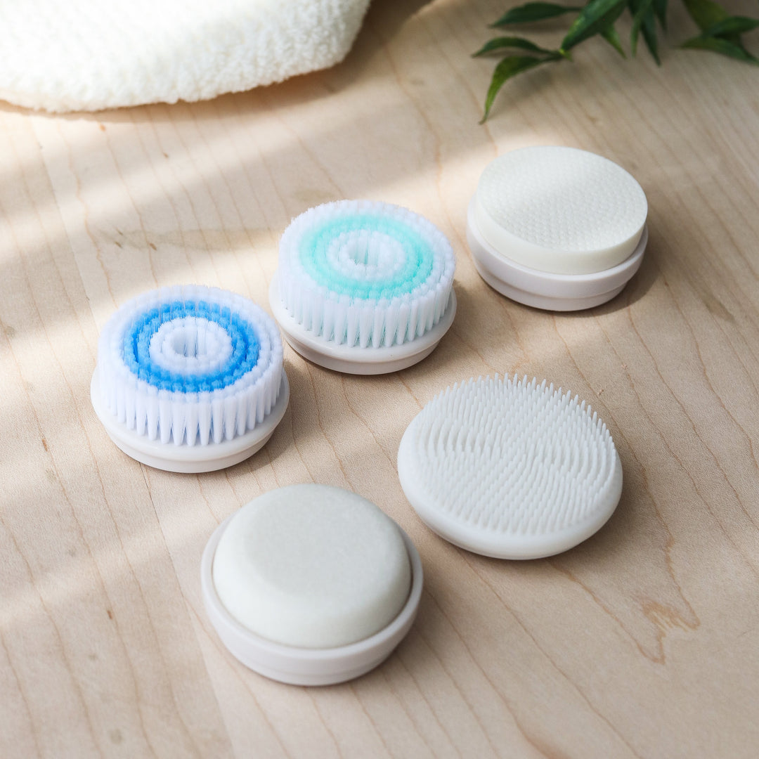 ROMANA-Descripción Limpieza profunda: Consiente tu rostro con los 5 cabezales del cepillo: dos cepillos de limpieza para la limpieza facial, un cabezal de esponja se utiliza para el maquillaje, un cabezal de lijado ayuda a eliminar los callos y un cabezal de silicona para masajear. El cabezal de cepillo reemplazable satisface todas las necesidades de limpieza. Cuidado profesional en casa: No necesitas gastar una fortuna, ya que con el Cepillo Masajeador de Limpieza Facial podrás darte un tratami