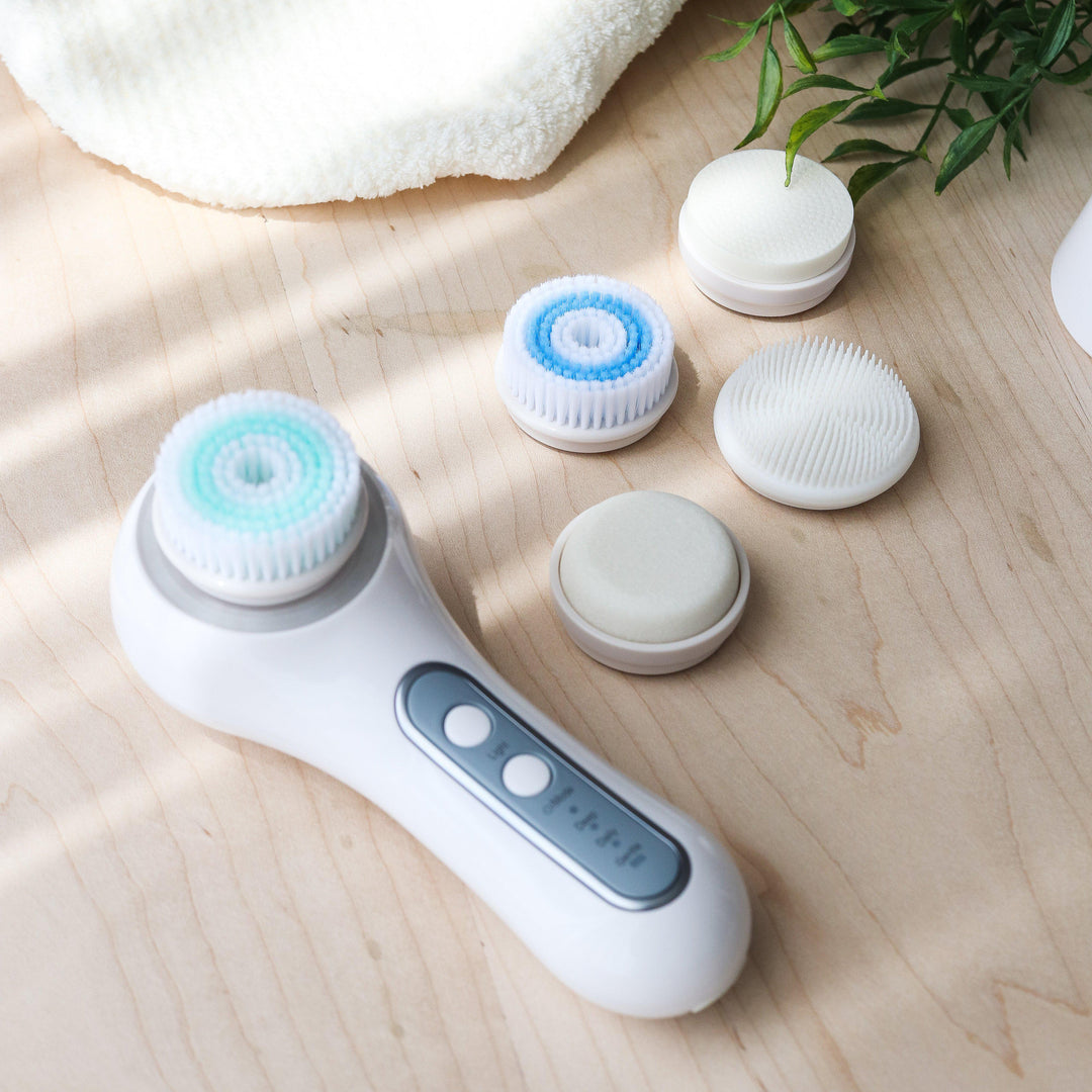 ROMANA-Descripción Limpieza profunda: Consiente tu rostro con los 5 cabezales del cepillo: dos cepillos de limpieza para la limpieza facial, un cabezal de esponja se utiliza para el maquillaje, un cabezal de lijado ayuda a eliminar los callos y un cabezal de silicona para masajear. El cabezal de cepillo reemplazable satisface todas las necesidades de limpieza. Cuidado profesional en casa: No necesitas gastar una fortuna, ya que con el Cepillo Masajeador de Limpieza Facial podrás darte un tratami