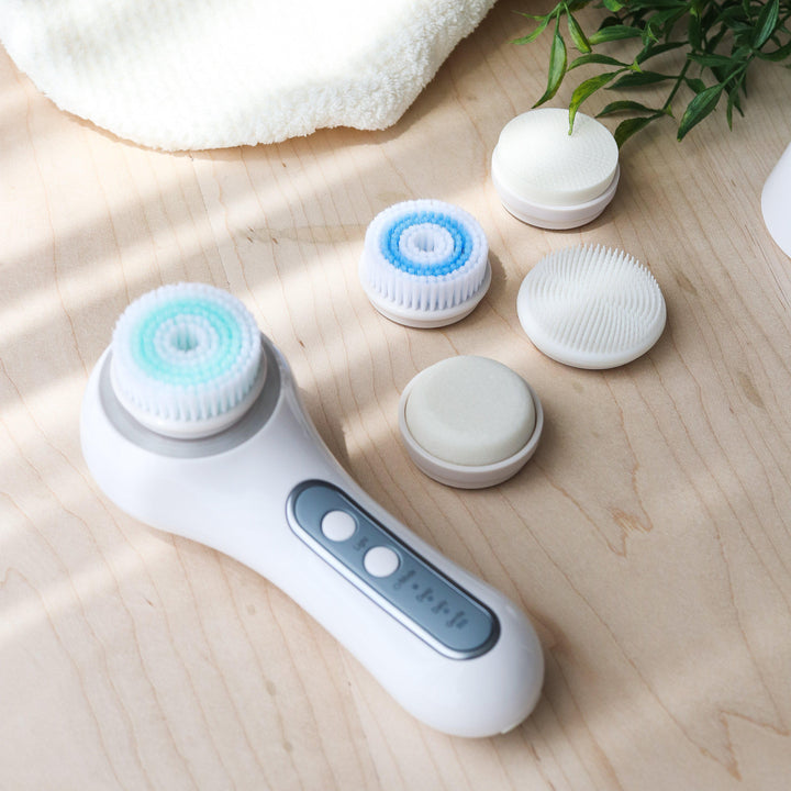 ROMANA-Descripción Limpieza profunda: Consiente tu rostro con los 5 cabezales del cepillo: dos cepillos de limpieza para la limpieza facial, un cabezal de esponja se utiliza para el maquillaje, un cabezal de lijado ayuda a eliminar los callos y un cabezal de silicona para masajear. El cabezal de cepillo reemplazable satisface todas las necesidades de limpieza. Cuidado profesional en casa: No necesitas gastar una fortuna, ya que con el Cepillo Masajeador de Limpieza Facial podrás darte un tratami