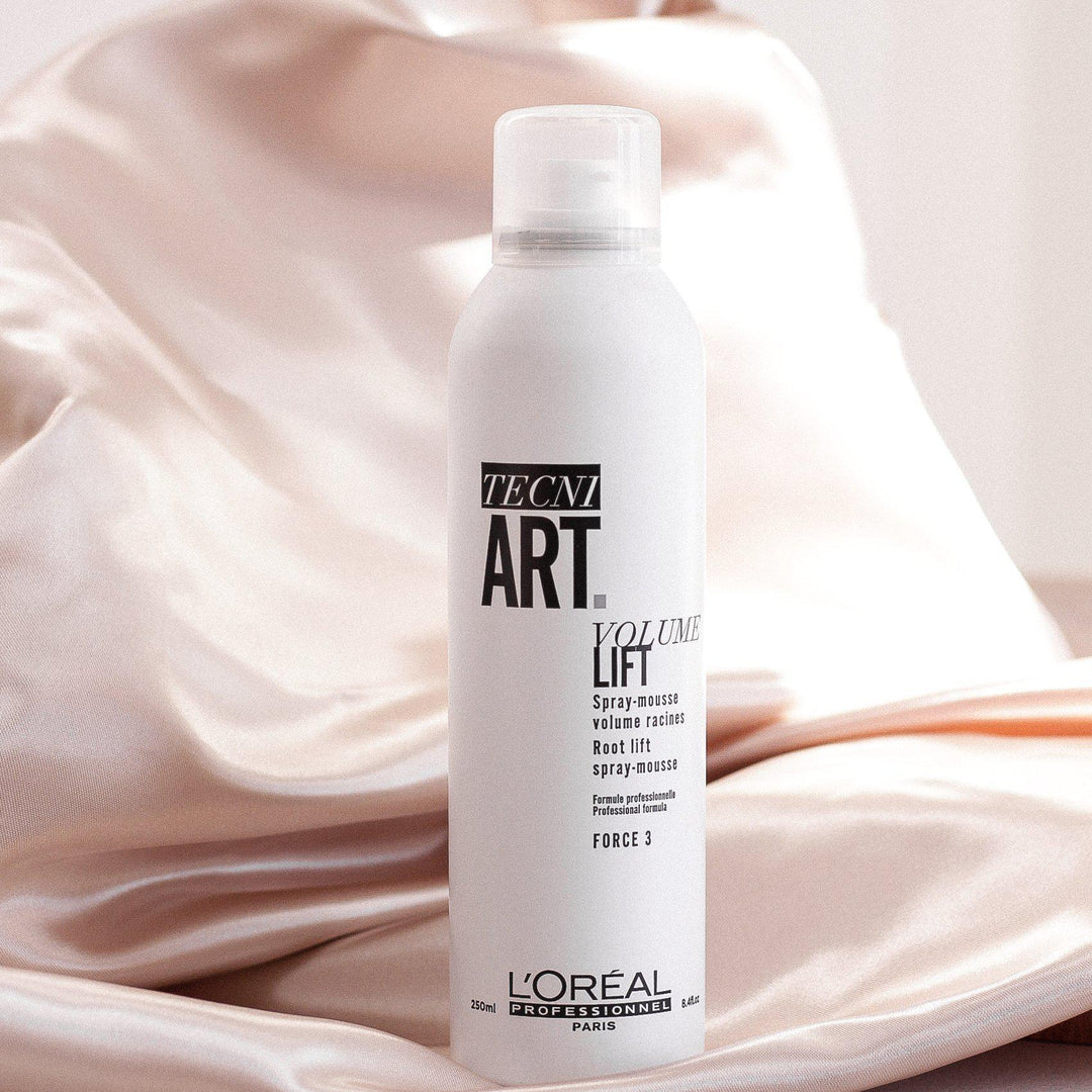 ROMANA-Descripción: Espuma direccional para aplicar sobre raíces y conseguir un plus de elevación y cuerpo. Es un spray espuma de volumen específico para las raíces. Produce un efecto de volumen desde la raíz y ligereza en medios y puntas logrando un volumen en movimiento. Recoger el cabello hacia arriba ondulando la punta con la ayuda de una plancha y colocar el cabello con los dedos. Cómo usar o aplicar: Después del lavado, aplicar la cantidad equivalente de una o dos mandarinas de producto a