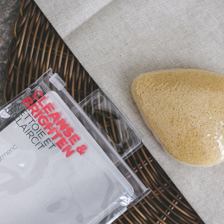 ROMANA-Descripción: Esponja de limpieza facial fibra natural Ayudan a aflojar la suciedad y las escamas eliminan la opacidad aumentan el brillo natural de la piel y refinan la textura Ofrecen un suave pulido, para una fácil exfoliación Cómo usar o aplicar: Deja remojar en agua tibia por unos momentos para suavizar Agrega unas gotas de limpiador facial Masajea suavemente el rostro con la esponja con movimientos circulares para limpiar la piel y eliminar el maquillaje Enjuaga y exprime para elimin