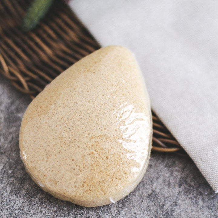 ROMANA-Descripción: Esponja de limpieza facial fibra natural Ayudan a aflojar la suciedad y las escamas eliminan la opacidad aumentan el brillo natural de la piel y refinan la textura Ofrecen un suave pulido, para una fácil exfoliación Cómo usar o aplicar: Deja remojar en agua tibia por unos momentos para suavizar Agrega unas gotas de limpiador facial Masajea suavemente el rostro con la esponja con movimientos circulares para limpiar la piel y eliminar el maquillaje Enjuaga y exprime para elimin