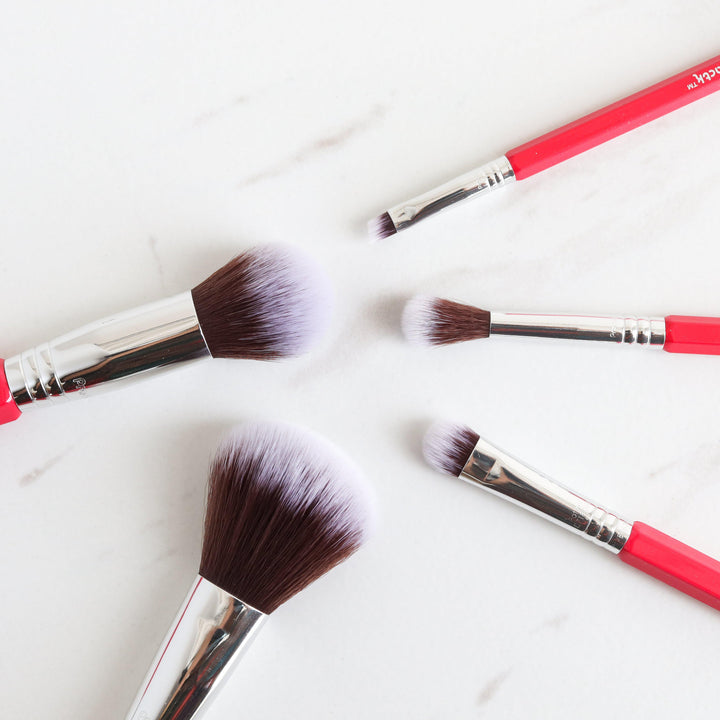 ROMANA-Descripción: Con 5 pinceles básicos y esenciales para una variedad de estilos, ¡este juego lo hace todo! Este set imprescindible es perfecto para cualquier colección, desde principiantes hasta PRO. Beneficios: Hecho a mano Exclusivas cerdas sintéticas, suaves y antimicrobianas Lavar antes de usar recomendado Libre de crueldad Instrucciones de uso: Aplique base, corrector, polvos, sombras de ojos y más con estas herramientas de belleza duraderas y de colores vibrantes.