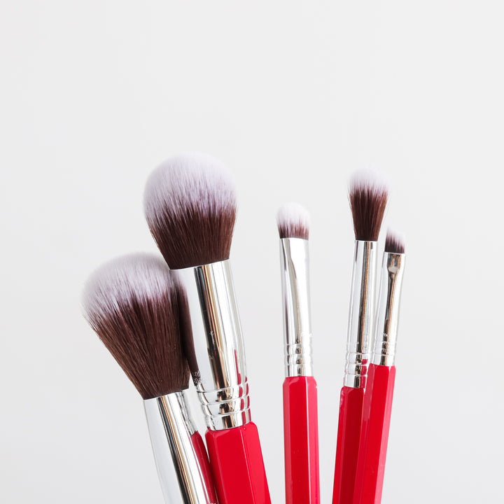 ROMANA-Descripción: Con 5 pinceles básicos y esenciales para una variedad de estilos, ¡este juego lo hace todo! Este set imprescindible es perfecto para cualquier colección, desde principiantes hasta PRO. Beneficios: Hecho a mano Exclusivas cerdas sintéticas, suaves y antimicrobianas Lavar antes de usar recomendado Libre de crueldad Instrucciones de uso: Aplique base, corrector, polvos, sombras de ojos y más con estas herramientas de belleza duraderas y de colores vibrantes.