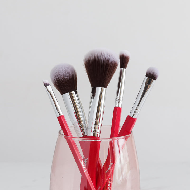 ROMANA-Descripción: Con 5 pinceles básicos y esenciales para una variedad de estilos, ¡este juego lo hace todo! Este set imprescindible es perfecto para cualquier colección, desde principiantes hasta PRO. Beneficios: Hecho a mano Exclusivas cerdas sintéticas, suaves y antimicrobianas Lavar antes de usar recomendado Libre de crueldad Instrucciones de uso: Aplique base, corrector, polvos, sombras de ojos y más con estas herramientas de belleza duraderas y de colores vibrantes.