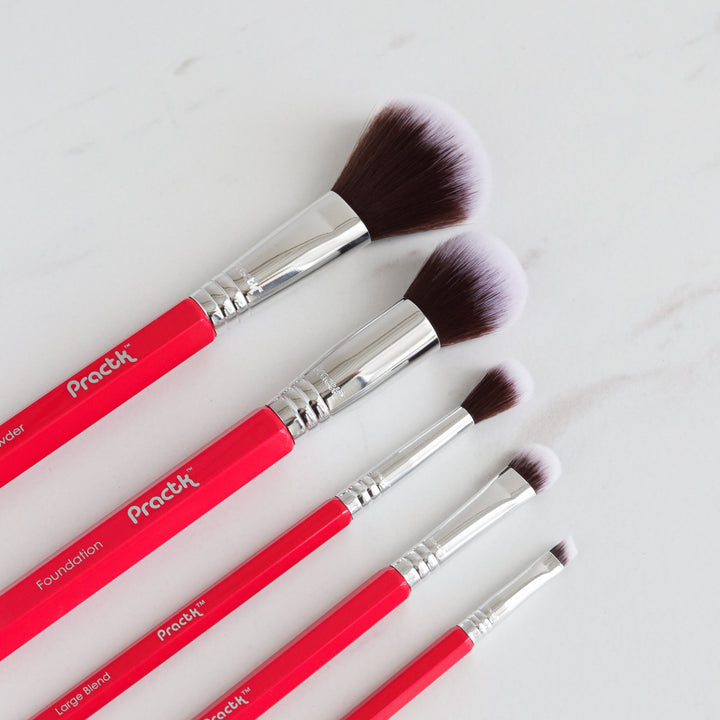 ROMANA-Descripción: Con 5 pinceles básicos y esenciales para una variedad de estilos, ¡este juego lo hace todo! Este set imprescindible es perfecto para cualquier colección, desde principiantes hasta PRO. Beneficios: Hecho a mano Exclusivas cerdas sintéticas, suaves y antimicrobianas Lavar antes de usar recomendado Libre de crueldad Instrucciones de uso: Aplique base, corrector, polvos, sombras de ojos y más con estas herramientas de belleza duraderas y de colores vibrantes.