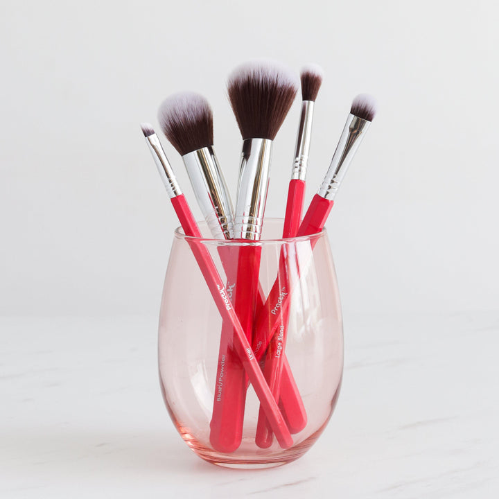 ROMANA-Descripción: Con 5 pinceles básicos y esenciales para una variedad de estilos, ¡este juego lo hace todo! Este set imprescindible es perfecto para cualquier colección, desde principiantes hasta PRO. Beneficios: Hecho a mano Exclusivas cerdas sintéticas, suaves y antimicrobianas Lavar antes de usar recomendado Libre de crueldad Instrucciones de uso: Aplique base, corrector, polvos, sombras de ojos y más con estas herramientas de belleza duraderas y de colores vibrantes.