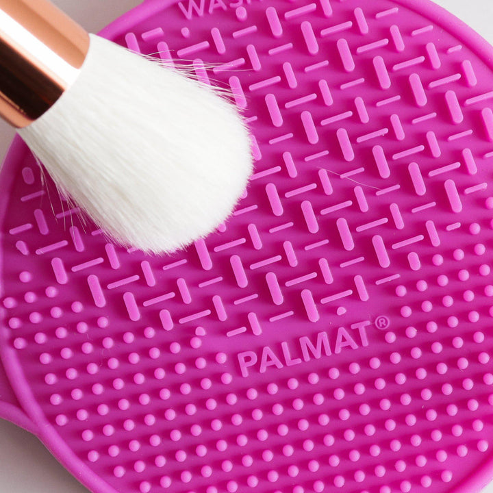 ROMANA-Descripción: ¡Dile adiós a las brochas de maquillaje sucias! Esta es una herramienta de limpieza de cepillos 2 en 1 que limpia profundamente sus cepillos para mantenerlos como nuevos. Funciona muy bien para aquellos con una gran colección de pinceles o aquellos con solo un pincel de maquillaje. Pequeño y portátil, ¡es perfecto para viajar! Material de Silicona de alto grado. Beneficios: Úselo en la palma para limpiar rápidamente los pinceles Correas ajustables para adaptarse a cualquier t