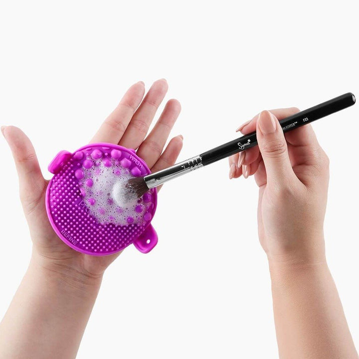 ROMANA-Descripción: ¡Dile adiós a las brochas de maquillaje sucias! Esta es una herramienta de limpieza de cepillos 2 en 1 que limpia profundamente sus cepillos para mantenerlos como nuevos. Funciona muy bien para aquellos con una gran colección de pinceles o aquellos con solo un pincel de maquillaje. Pequeño y portátil, ¡es perfecto para viajar! Material de Silicona de alto grado. Beneficios: Úselo en la palma para limpiar rápidamente los pinceles Correas ajustables para adaptarse a cualquier t