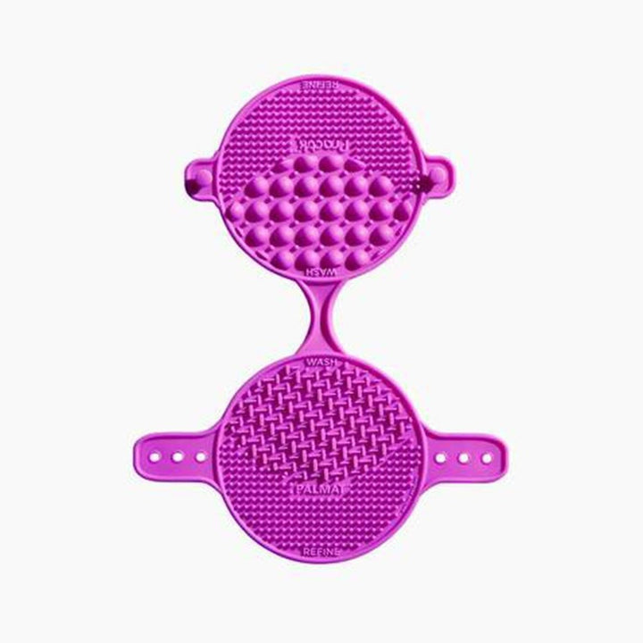 ROMANA-Descripción: ¡Dile adiós a las brochas de maquillaje sucias! Esta es una herramienta de limpieza de cepillos 2 en 1 que limpia profundamente sus cepillos para mantenerlos como nuevos. Funciona muy bien para aquellos con una gran colección de pinceles o aquellos con solo un pincel de maquillaje. Pequeño y portátil, ¡es perfecto para viajar! Material de Silicona de alto grado. Beneficios: Úselo en la palma para limpiar rápidamente los pinceles Correas ajustables para adaptarse a cualquier t