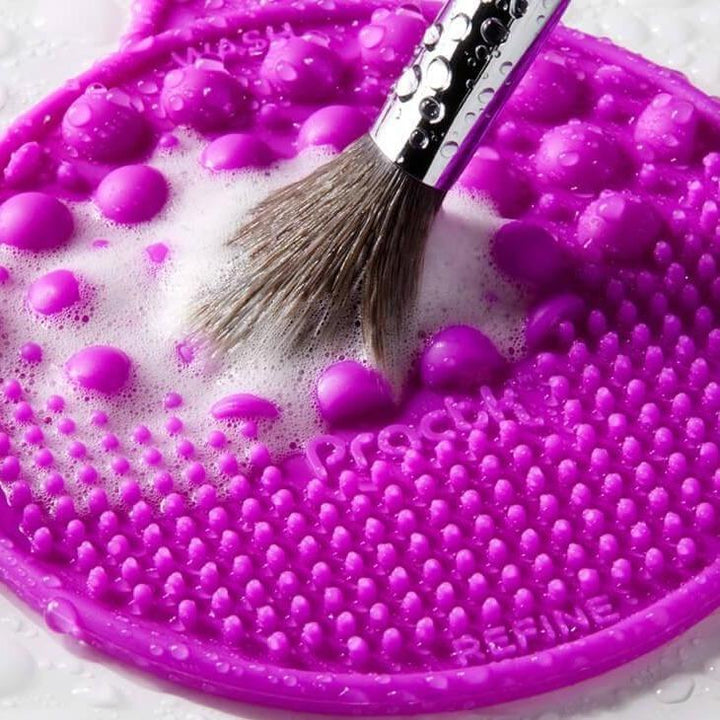 ROMANA-Descripción: ¡Dile adiós a las brochas de maquillaje sucias! Esta es una herramienta de limpieza de cepillos 2 en 1 que limpia profundamente sus cepillos para mantenerlos como nuevos. Funciona muy bien para aquellos con una gran colección de pinceles o aquellos con solo un pincel de maquillaje. Pequeño y portátil, ¡es perfecto para viajar! Material de Silicona de alto grado. Beneficios: Úselo en la palma para limpiar rápidamente los pinceles Correas ajustables para adaptarse a cualquier t