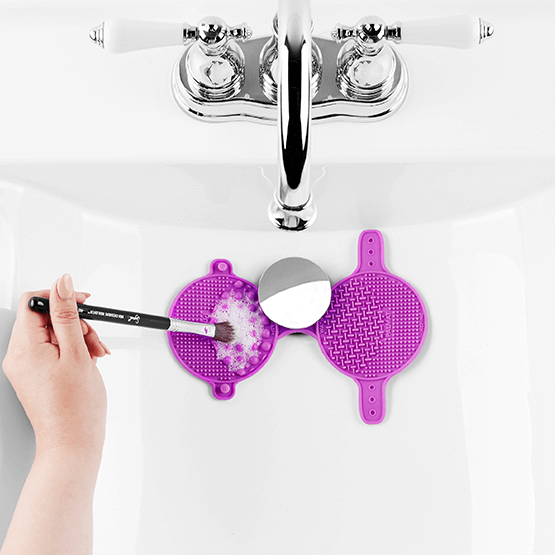 ROMANA-Descripción: ¡Dile adiós a las brochas de maquillaje sucias! Esta es una herramienta de limpieza de cepillos 2 en 1 que limpia profundamente sus cepillos para mantenerlos como nuevos. Funciona muy bien para aquellos con una gran colección de pinceles o aquellos con solo un pincel de maquillaje. Pequeño y portátil, ¡es perfecto para viajar! Material de Silicona de alto grado. Beneficios: Úselo en la palma para limpiar rápidamente los pinceles Correas ajustables para adaptarse a cualquier t