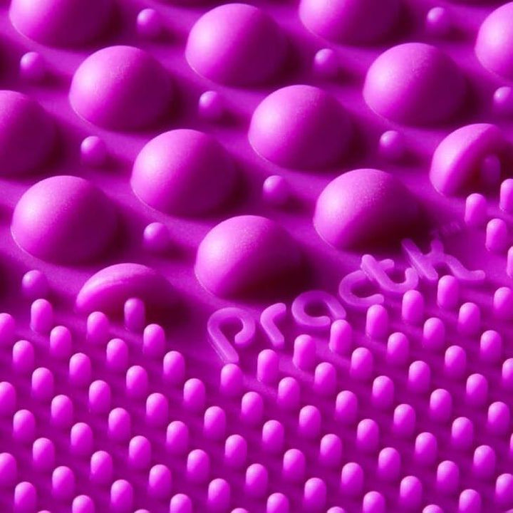 ROMANA-Descripción: ¡Dile adiós a las brochas de maquillaje sucias! Esta es una herramienta de limpieza de cepillos 2 en 1 que limpia profundamente sus cepillos para mantenerlos como nuevos. Funciona muy bien para aquellos con una gran colección de pinceles o aquellos con solo un pincel de maquillaje. Pequeño y portátil, ¡es perfecto para viajar! Material de Silicona de alto grado. Beneficios: Úselo en la palma para limpiar rápidamente los pinceles Correas ajustables para adaptarse a cualquier t