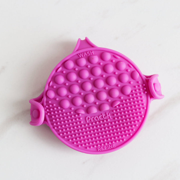 ROMANA-Descripción: ¡Dile adiós a las brochas de maquillaje sucias! Esta es una herramienta de limpieza de cepillos 2 en 1 que limpia profundamente sus cepillos para mantenerlos como nuevos. Funciona muy bien para aquellos con una gran colección de pinceles o aquellos con solo un pincel de maquillaje. Pequeño y portátil, ¡es perfecto para viajar! Material de Silicona de alto grado. Beneficios: Úselo en la palma para limpiar rápidamente los pinceles Correas ajustables para adaptarse a cualquier t