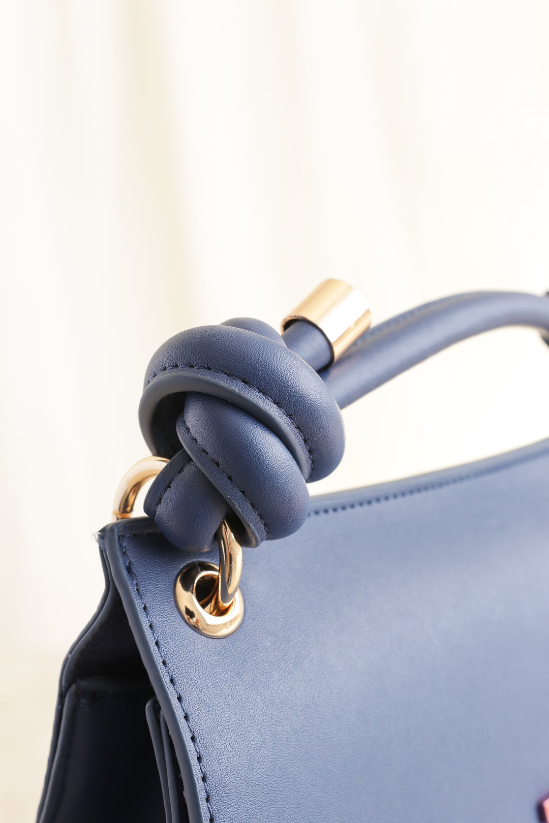 Bolsa Cloe Briefcase Contraste de Materiales Color Azul Marino y Multicolor