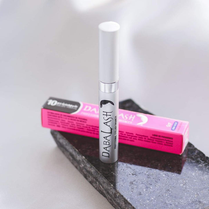 ROMANA-¡Envío gratis a todo México! | Entregas de 2 a 4 días hábiles Descripción: Dabalash, amplificador del crecimiento de pestañas y cejas es la última innovación en la ciencia cosmética. Su diseño y creación provienen de uno de los mejores laboratorios especializados en productos cosméticos. Esta fórmula transformará tus pestañas y cejas al máximo, dejándolas más largas, gruesas y abundantes. Nuestra fórmula Dabalash no irrita, ya que no contiene sal ni parabenos, los cuales son dañinos para 