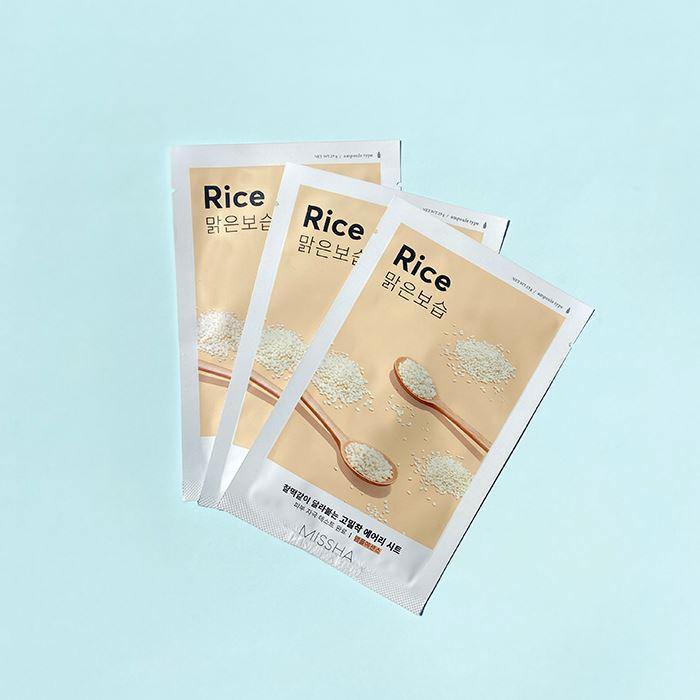 ROMANA-Descripción: Mascarilla tipo ampolleta para hidratar y alisar El arroz ayuda a suavizar la textura de la piel e iluminarla Beneficios: Perfecto aliado para prevenir y disimular las lineas de expresión, atenúa las manchas del rostro, evita irritaciones de la piel Cómo usar o aplicar: Después de lavar el rostro, aplicar tónico y colocar la mascarillas adhiriéndola Dejar actuar de 15 a 20 minutos y retirar Dar palmaditas suaves para se absorba totalmente el producto Tipo de piel: Piel seca P