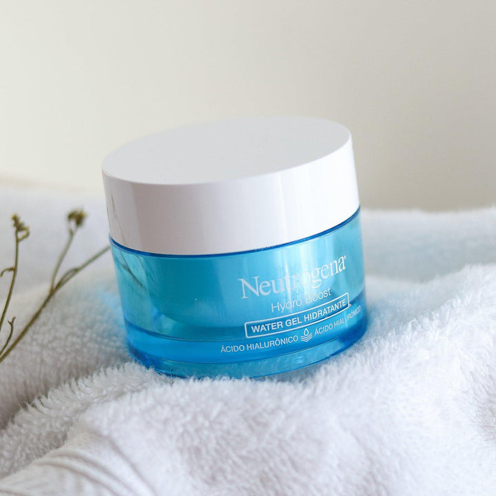ROMANA-Descripción: Hidratante Facial NEUTROGENA® HYDRO BOOST® Water gel facial con Ácido Hialurónico que renueva los niveles de agua en la piel y fortalece su barrera natural. Gracias al Ácido Hialurónico que actúa como una esponja para las células de la piel seca, absorbe hasta 1,000 veces su peso en agua, lo cual resulta en una piel más tersa y suave. Beneficio: Fortalece la barrera natural de la piel Renueva sus niveles de agua No obstruye los poros Sin aceites Con Ácido Hialurónico Cómo usa