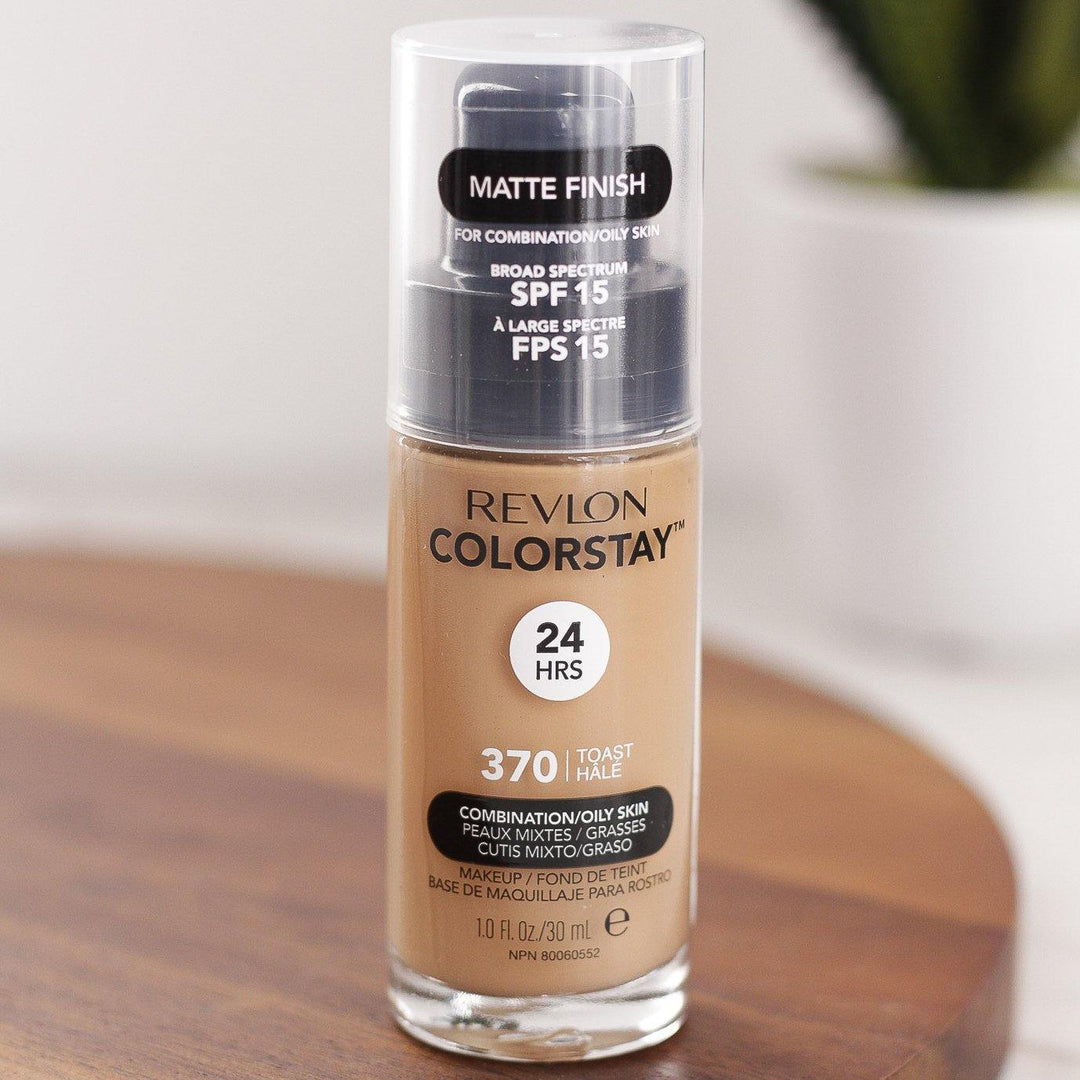 ROMANA-Descripción: El maquillaje Revlon ColorStay brinda un acabado mate y cobertura de hasta por 24 horas. Ahora con dosificador y FPS. Sensación ligera y fórmula específicamente desarrollada para cutis mixto/graso para controlar el brillo. Contiene ácido salicílico para balancear la piel a lo largo del tiempo. Cómo usar o aplicar: Aplicar de manera uniforme en todo el rostro ya sea con los dedos o esponja de maquillaje Cobertura: Cobertura total Acabado: Mate Tipo de piel: Mixta Grasa Forma o