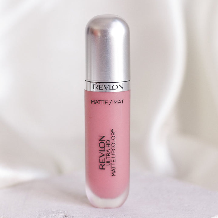 ROMANA-Descripción: Revlon Matte LipColor es un labial que puedes usar de día y noche, y por su gran variedad de tonos encuentran el ideal. 10 tonos disponibles Color intenso de alta definición y acabado mate Deja una sensación hidratante y sedosa Deliciosa aroma Fórmula matte Libre de cera Beneficios: Sensación hidratante y sedosa. Fórmula gel con aplicador profesional. Tecnología HD de alta definición. Cómo usar o aplicar: Aplica en los labios Retoca cuando sea necesario Forma o consistencia: 
