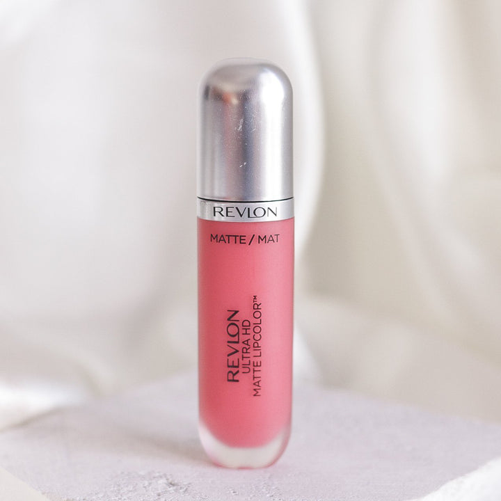 ROMANA-Descripción: Revlon Matte LipColor es un labial que puedes usar de día y noche, y por su gran variedad de tonos encuentran el ideal. 10 tonos disponibles Color intenso de alta definición y acabado mate Deja una sensación hidratante y sedosa Deliciosa aroma Fórmula matte Libre de cera Beneficios: Sensación hidratante y sedosa. Fórmula gel con aplicador profesional. Tecnología HD de alta definición. Cómo usar o aplicar: Aplica en los labios Retoca cuando sea necesario Forma o consistencia: 