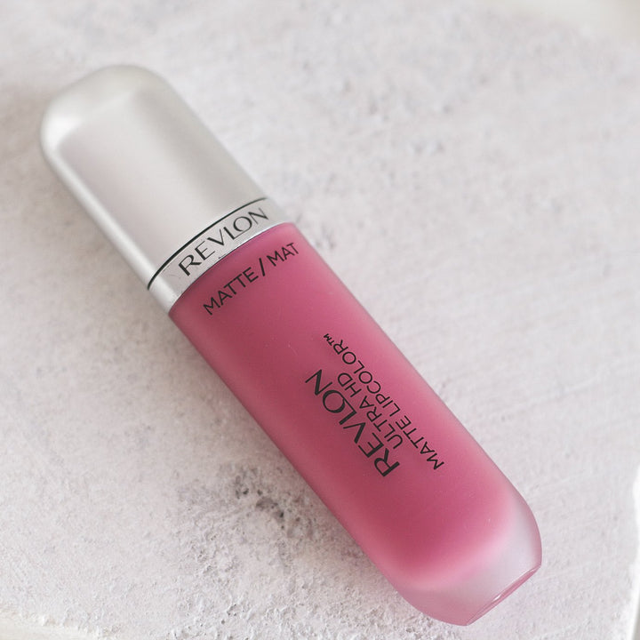 ROMANA-Descripción: Revlon Matte LipColor es un labial que puedes usar de día y noche, y por su gran variedad de tonos encuentran el ideal. 10 tonos disponibles Color intenso de alta definición y acabado mate Deja una sensación hidratante y sedosa Deliciosa aroma Fórmula matte Libre de cera Beneficios: Sensación hidratante y sedosa. Fórmula gel con aplicador profesional. Tecnología HD de alta definición. Cómo usar o aplicar: Aplica en los labios Retoca cuando sea necesario Forma o consistencia: 
