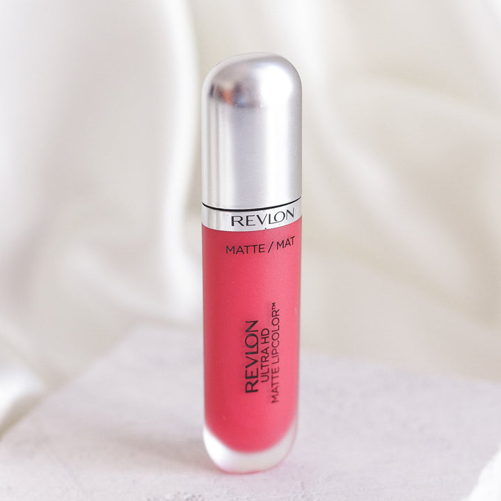 ROMANA-Descripción: Revlon Matte LipColor es un labial que puedes usar de día y noche, y por su gran variedad de tonos encuentran el ideal. 10 tonos disponibles Color intenso de alta definición y acabado mate Deja una sensación hidratante y sedosa Deliciosa aroma Fórmula matte Libre de cera Beneficios: Sensación hidratante y sedosa. Fórmula gel con aplicador profesional. Tecnología HD de alta definición. Cómo usar o aplicar: Aplica en los labios Retoca cuando sea necesario Forma o consistencia: 