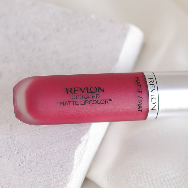 ROMANA-Descripción: Revlon Matte LipColor es un labial que puedes usar de día y noche, y por su gran variedad de tonos encuentran el ideal. 10 tonos disponibles Color intenso de alta definición y acabado mate Deja una sensación hidratante y sedosa Deliciosa aroma Fórmula matte Libre de cera Beneficios: Sensación hidratante y sedosa. Fórmula gel con aplicador profesional. Tecnología HD de alta definición. Cómo usar o aplicar: Aplica en los labios Retoca cuando sea necesario Forma o consistencia: 