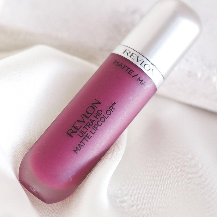 ROMANA-Descripción: Revlon Matte LipColor es un labial que puedes usar de día y noche, y por su gran variedad de tonos encuentran el ideal. 10 tonos disponibles Color intenso de alta definición y acabado mate Deja una sensación hidratante y sedosa Deliciosa aroma Fórmula matte Libre de cera Beneficios: Sensación hidratante y sedosa. Fórmula gel con aplicador profesional. Tecnología HD de alta definición. Cómo usar o aplicar: Aplica en los labios Retoca cuando sea necesario Forma o consistencia: 