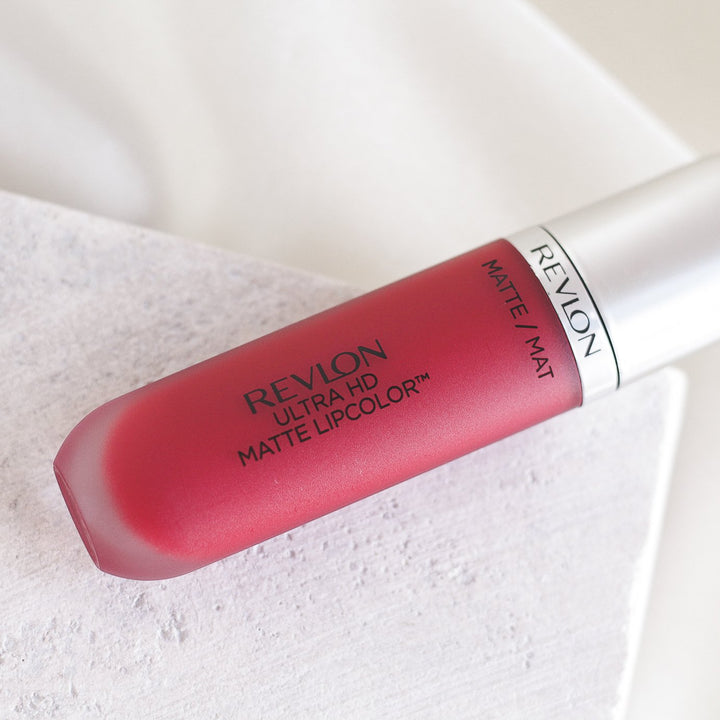 ROMANA-Descripción: Revlon Matte LipColor es un labial que puedes usar de día y noche, y por su gran variedad de tonos encuentran el ideal. 10 tonos disponibles Color intenso de alta definición y acabado mate Deja una sensación hidratante y sedosa Deliciosa aroma Fórmula matte Libre de cera Beneficios: Sensación hidratante y sedosa. Fórmula gel con aplicador profesional. Tecnología HD de alta definición. Cómo usar o aplicar: Aplica en los labios Retoca cuando sea necesario Forma o consistencia: 