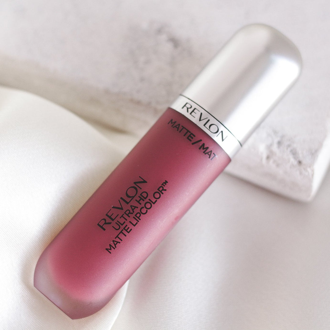ROMANA-Descripción: Revlon Matte LipColor es un labial que puedes usar de día y noche, y por su gran variedad de tonos encuentran el ideal. 10 tonos disponibles Color intenso de alta definición y acabado mate Deja una sensación hidratante y sedosa Deliciosa aroma Fórmula matte Libre de cera Beneficios: Sensación hidratante y sedosa. Fórmula gel con aplicador profesional. Tecnología HD de alta definición. Cómo usar o aplicar: Aplica en los labios Retoca cuando sea necesario Forma o consistencia: 