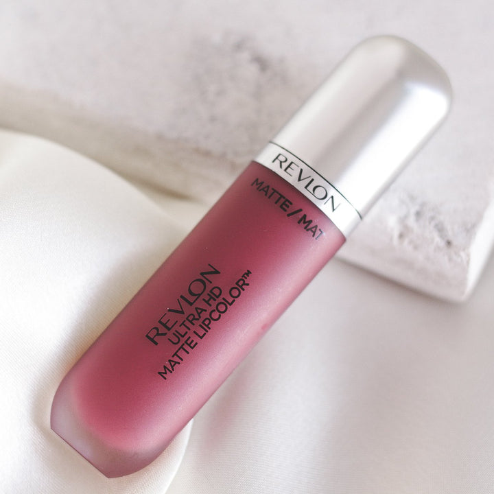 ROMANA-Descripción: Revlon Matte LipColor es un labial que puedes usar de día y noche, y por su gran variedad de tonos encuentran el ideal. 10 tonos disponibles Color intenso de alta definición y acabado mate Deja una sensación hidratante y sedosa Deliciosa aroma Fórmula matte Libre de cera Beneficios: Sensación hidratante y sedosa. Fórmula gel con aplicador profesional. Tecnología HD de alta definición. Cómo usar o aplicar: Aplica en los labios Retoca cuando sea necesario Forma o consistencia: 