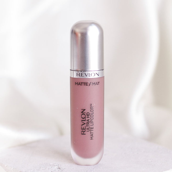 ROMANA-Descripción: Revlon Matte LipColor es un labial que puedes usar de día y noche, y por su gran variedad de tonos encuentran el ideal. 10 tonos disponibles Color intenso de alta definición y acabado mate Deja una sensación hidratante y sedosa Deliciosa aroma Fórmula matte Libre de cera Beneficios: Sensación hidratante y sedosa. Fórmula gel con aplicador profesional. Tecnología HD de alta definición. Cómo usar o aplicar: Aplica en los labios Retoca cuando sea necesario Forma o consistencia: 