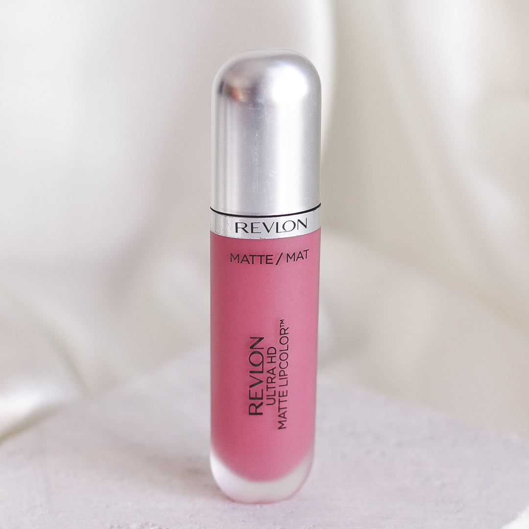 ROMANA-Descripción: Revlon Matte LipColor es un labial que puedes usar de día y noche, y por su gran variedad de tonos encuentran el ideal. 10 tonos disponibles Color intenso de alta definición y acabado mate Deja una sensación hidratante y sedosa Deliciosa aroma Fórmula matte Libre de cera Beneficios: Sensación hidratante y sedosa. Fórmula gel con aplicador profesional. Tecnología HD de alta definición. Cómo usar o aplicar: Aplica en los labios Retoca cuando sea necesario Forma o consistencia: 
