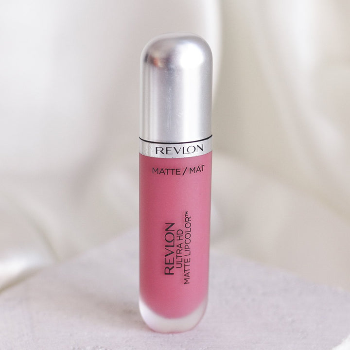 ROMANA-Descripción: Revlon Matte LipColor es un labial que puedes usar de día y noche, y por su gran variedad de tonos encuentran el ideal. 10 tonos disponibles Color intenso de alta definición y acabado mate Deja una sensación hidratante y sedosa Deliciosa aroma Fórmula matte Libre de cera Beneficios: Sensación hidratante y sedosa. Fórmula gel con aplicador profesional. Tecnología HD de alta definición. Cómo usar o aplicar: Aplica en los labios Retoca cuando sea necesario Forma o consistencia: 