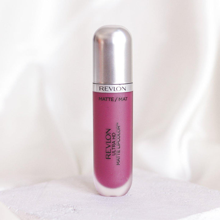 ROMANA-Descripción: Revlon Matte LipColor es un labial que puedes usar de día y noche, y por su gran variedad de tonos encuentran el ideal. 10 tonos disponibles Color intenso de alta definición y acabado mate Deja una sensación hidratante y sedosa Deliciosa aroma Fórmula matte Libre de cera Beneficios: Sensación hidratante y sedosa. Fórmula gel con aplicador profesional. Tecnología HD de alta definición. Cómo usar o aplicar: Aplica en los labios Retoca cuando sea necesario Forma o consistencia: 