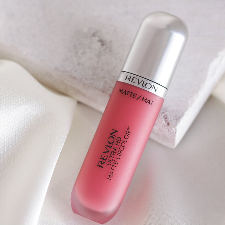 ROMANA-Descripción: Revlon Matte LipColor es un labial que puedes usar de día y noche, y por su gran variedad de tonos encuentran el ideal. 10 tonos disponibles Color intenso de alta definición y acabado mate Deja una sensación hidratante y sedosa Deliciosa aroma Fórmula matte Libre de cera Beneficios: Sensación hidratante y sedosa. Fórmula gel con aplicador profesional. Tecnología HD de alta definición. Cómo usar o aplicar: Aplica en los labios Retoca cuando sea necesario Forma o consistencia: 