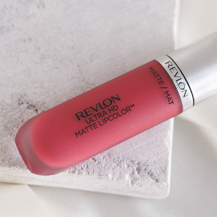 ROMANA-Descripción: Revlon Matte LipColor es un labial que puedes usar de día y noche, y por su gran variedad de tonos encuentran el ideal. 10 tonos disponibles Color intenso de alta definición y acabado mate Deja una sensación hidratante y sedosa Deliciosa aroma Fórmula matte Libre de cera Beneficios: Sensación hidratante y sedosa. Fórmula gel con aplicador profesional. Tecnología HD de alta definición. Cómo usar o aplicar: Aplica en los labios Retoca cuando sea necesario Forma o consistencia: 